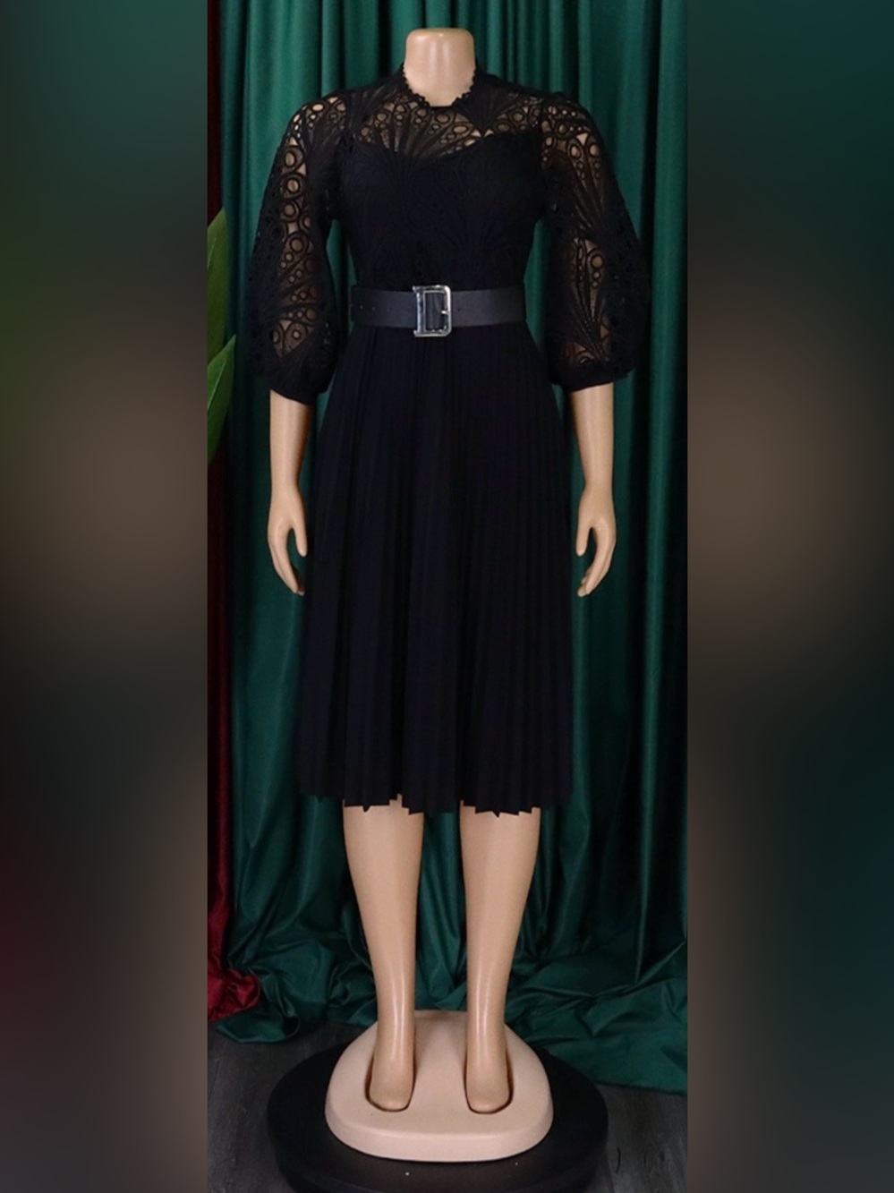 Elegant Black Lace & Pleated Maxi Dress - Classic Evening Wear - Picture 1 of 1
